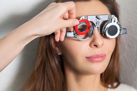 Anaya Ópticos - Mujer en examen de los ojos