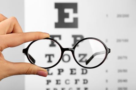 Anaya Ópticos - Persona sosteniendo gafas de aumento